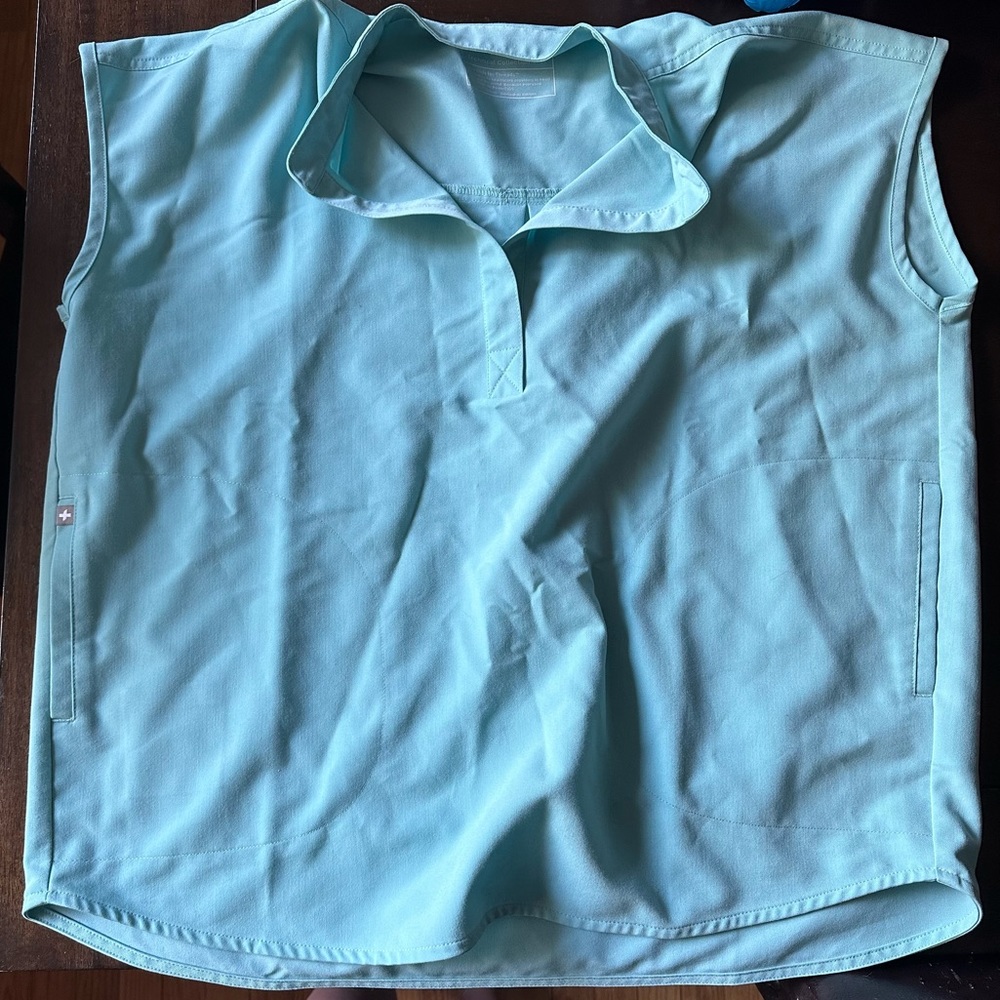 Excellent condition Figs seaglass Rafaela oversized top medium